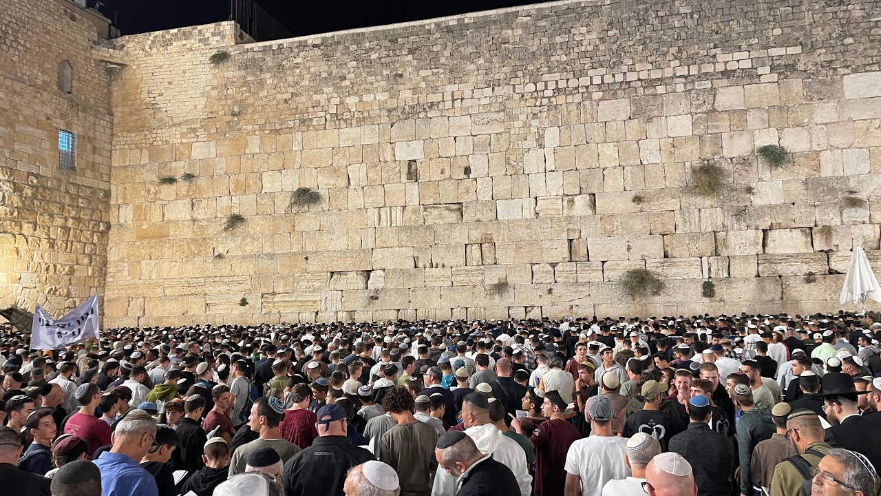 מעמד סליחות מרגש בכותל