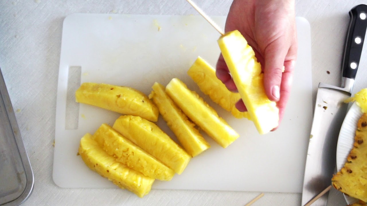 DESSERT SUR UN BARBECUE PARTIE #1 - BROCHETTES D'ANANAS GRILLÉES, MIEL, RHUM ET ROMARIN