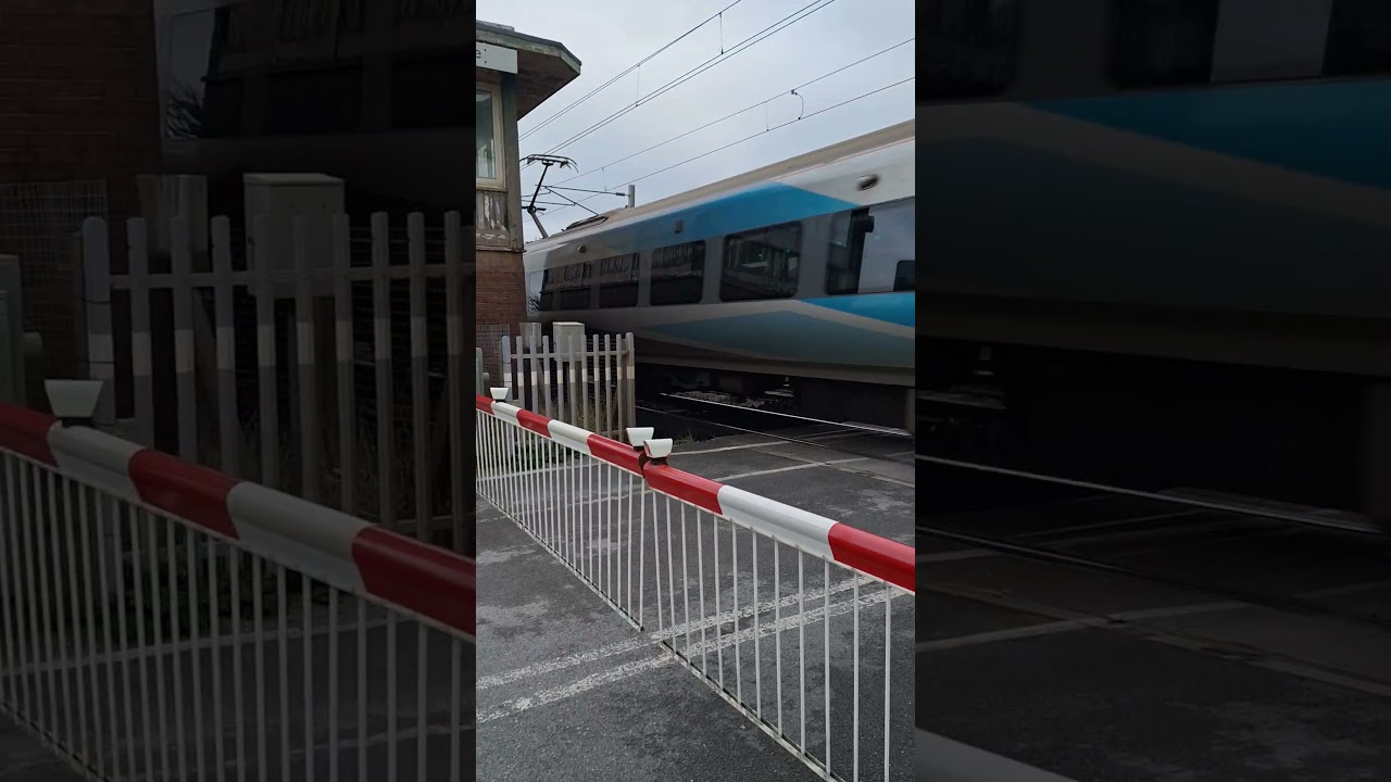 397009 Passing Hest Bank LC #railway #trainspotting #levelcrossing #transpennineexpress