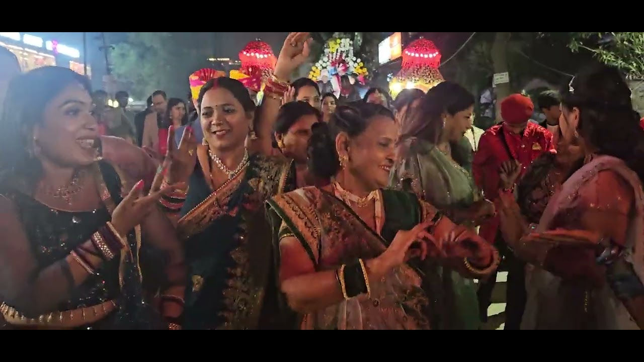 अपने भतीजे आकाश की बरात में.....