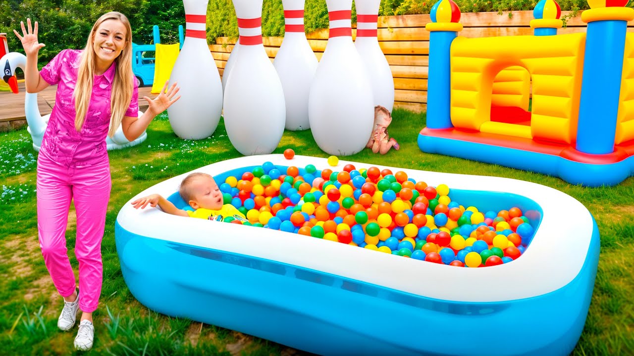 Alex und Gaby spielen VERSTECKEN mit aufblasbaren Spielzeugen | Spielen mit Sand anderen spielzeugen