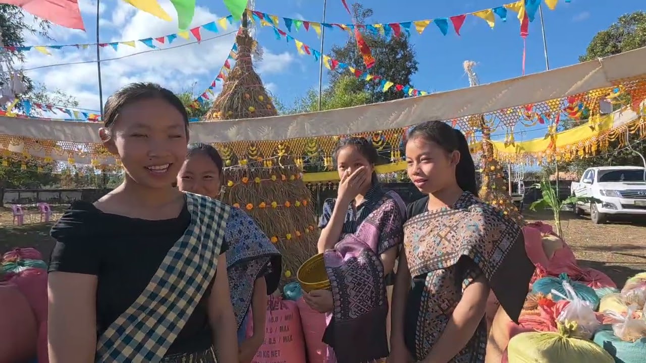 สาวบ้านดอน มาใส่บาตรทำบุญ