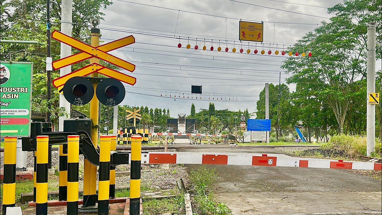 TERUNIK! Perlintasan Kereta Api Bandara Adi Sucipto Yogyakarta