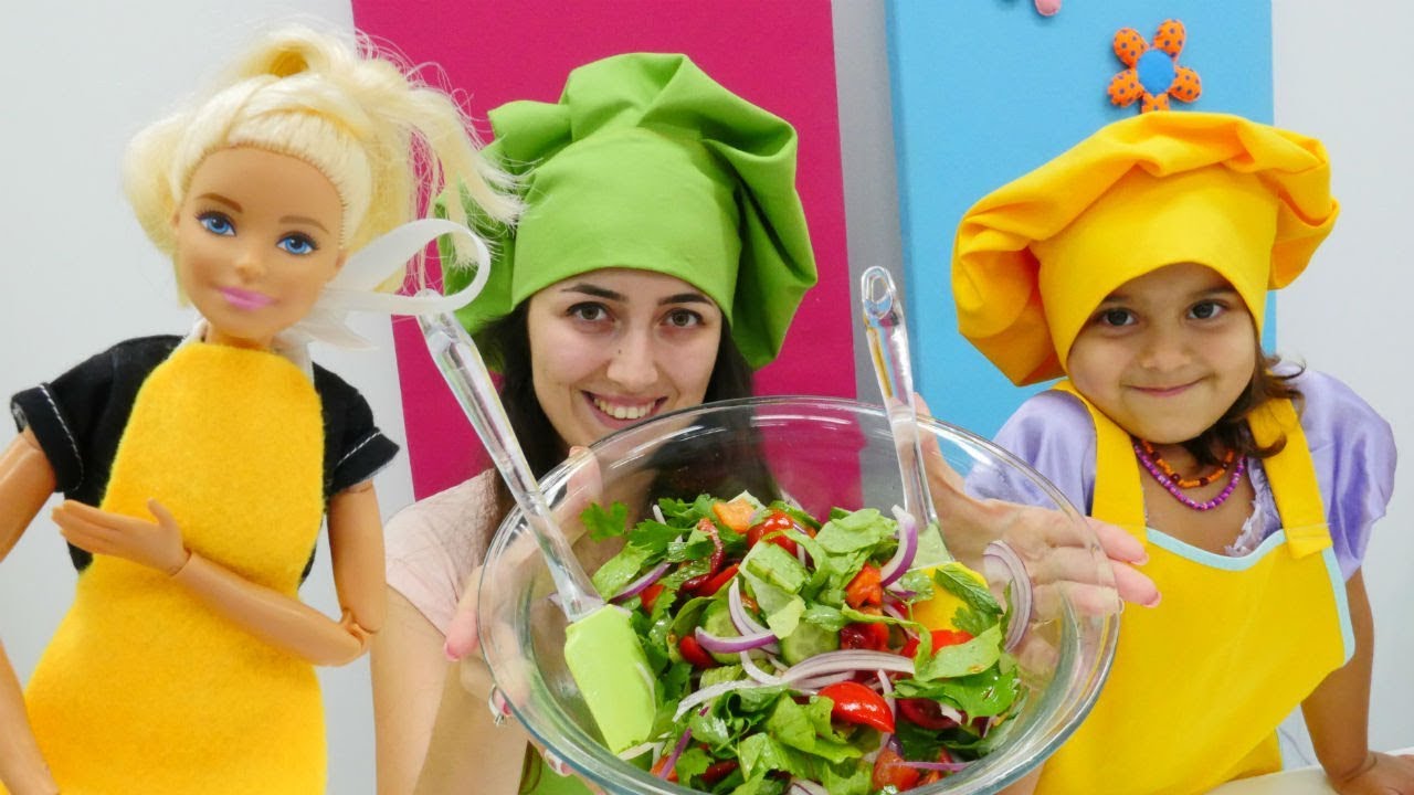 Barbie ve Sevcan Mini Mutfak'ta sağlıklı salata yapıyorlar