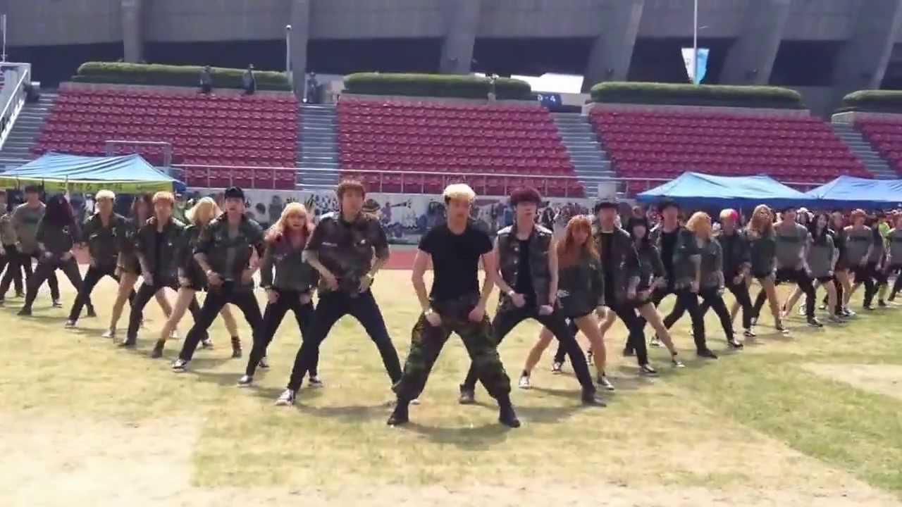 Korean Cheerleaders!! 서울종합예술학교 의 쩌는 댄스!!!!