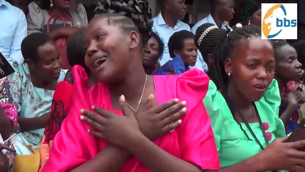 Abafumbo  mu Kkanisa ya Universal Apostles Fellowship Church e Jinja bakuzizza olunaku lwabwe