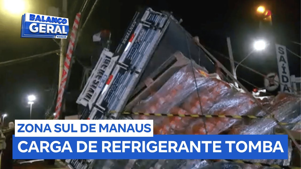 Carreta tomba com carga de refrigerantes em acesso a porto da zona sul de Manaus (AM)