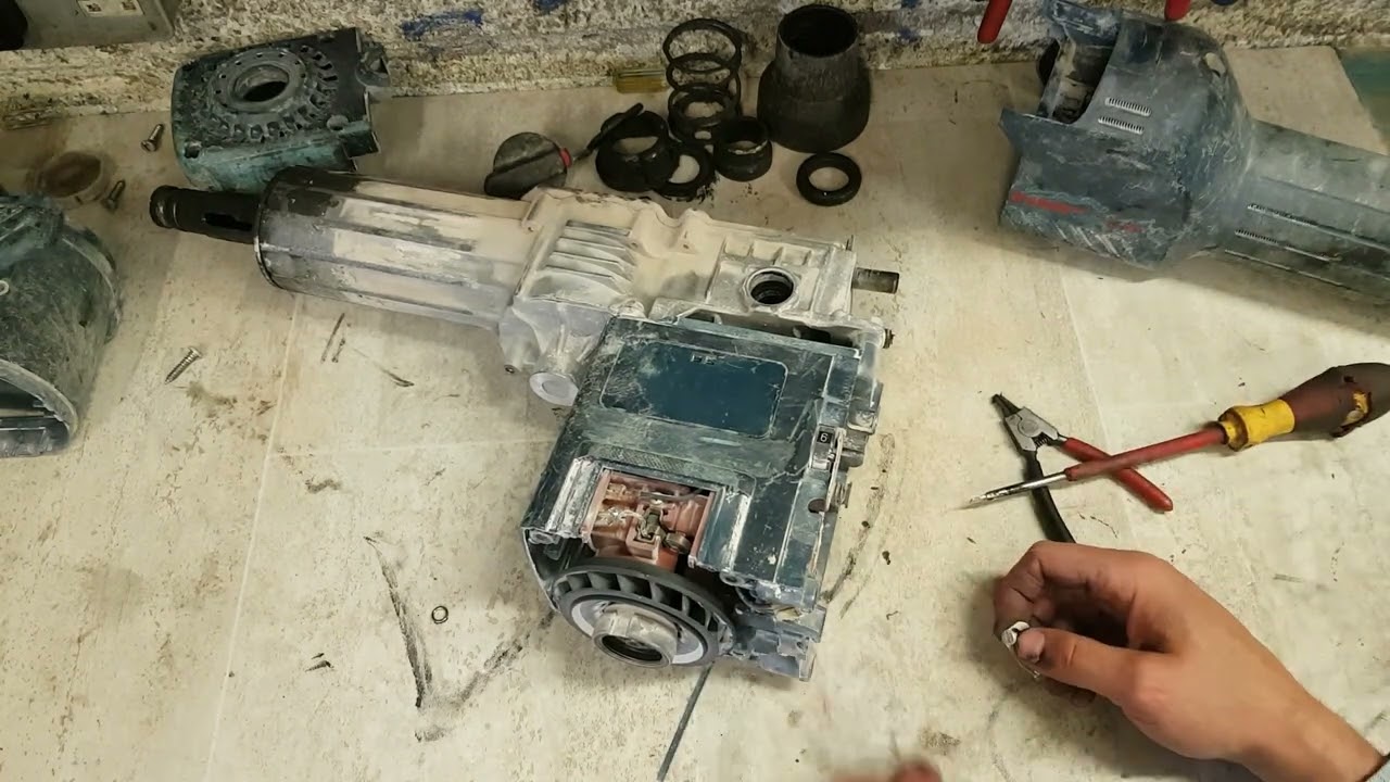 Repairing and servicing a Bosch GBH 11 DE rotary hammer. Hammer is weak and won't hold the chisel P1