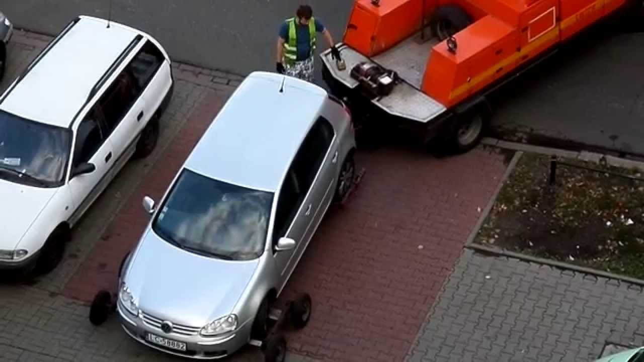 Odholowanie auta przez straż miejską w Warszawie. 2015