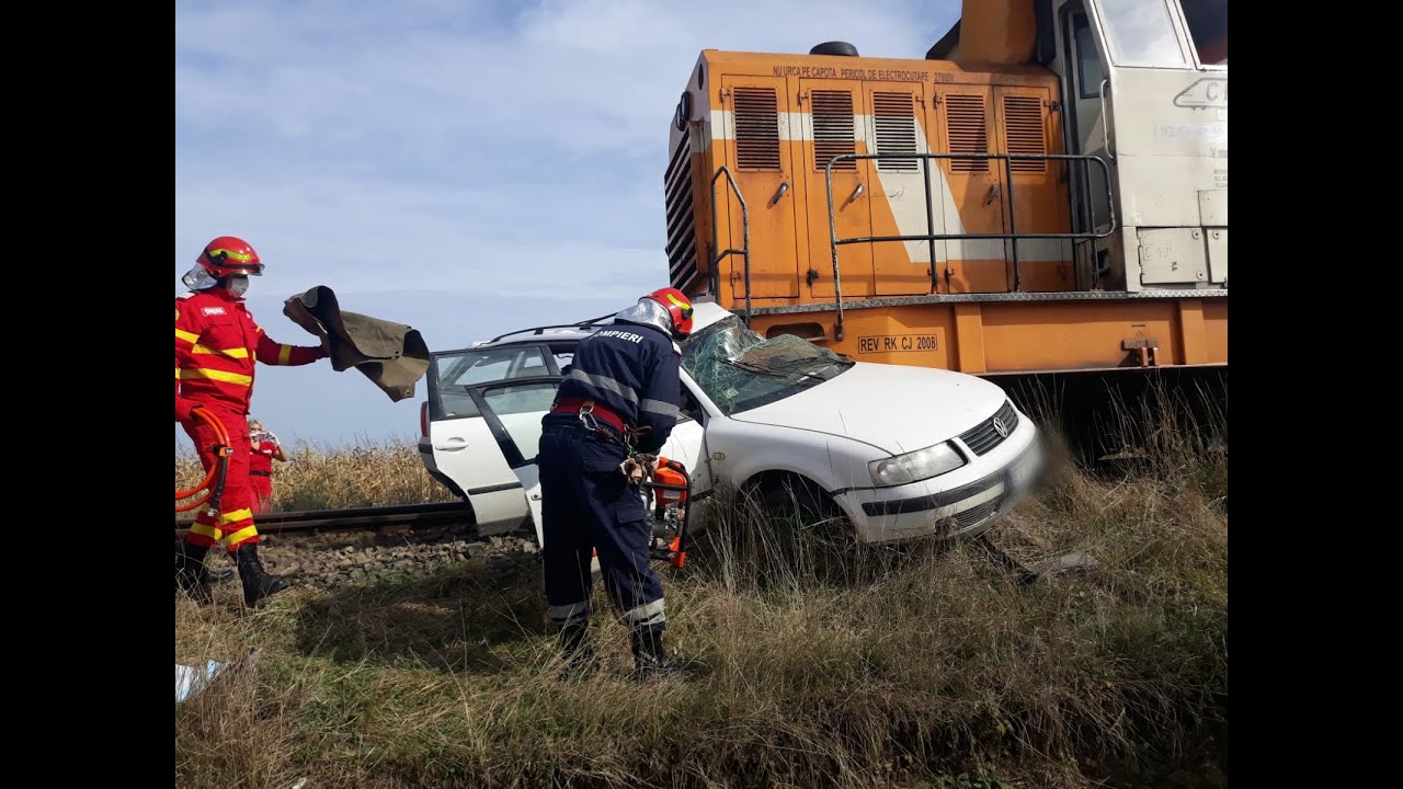 Doi morți, după ce o mașină a fost lovită de trenul Suceava-Botoșani