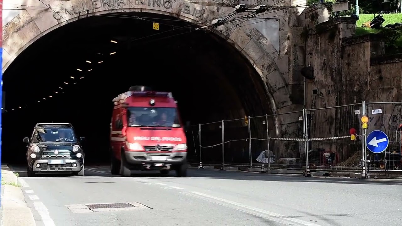 Vigili del fuoco in sirena a Genova 6