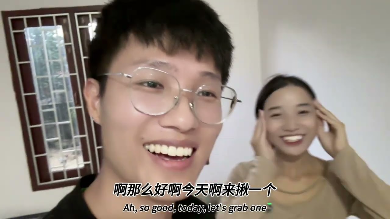 老挝女孩用私房钱给中国男友买鞋子Laotian girl uses her private money to buy shoes for her Chinese boyfriend