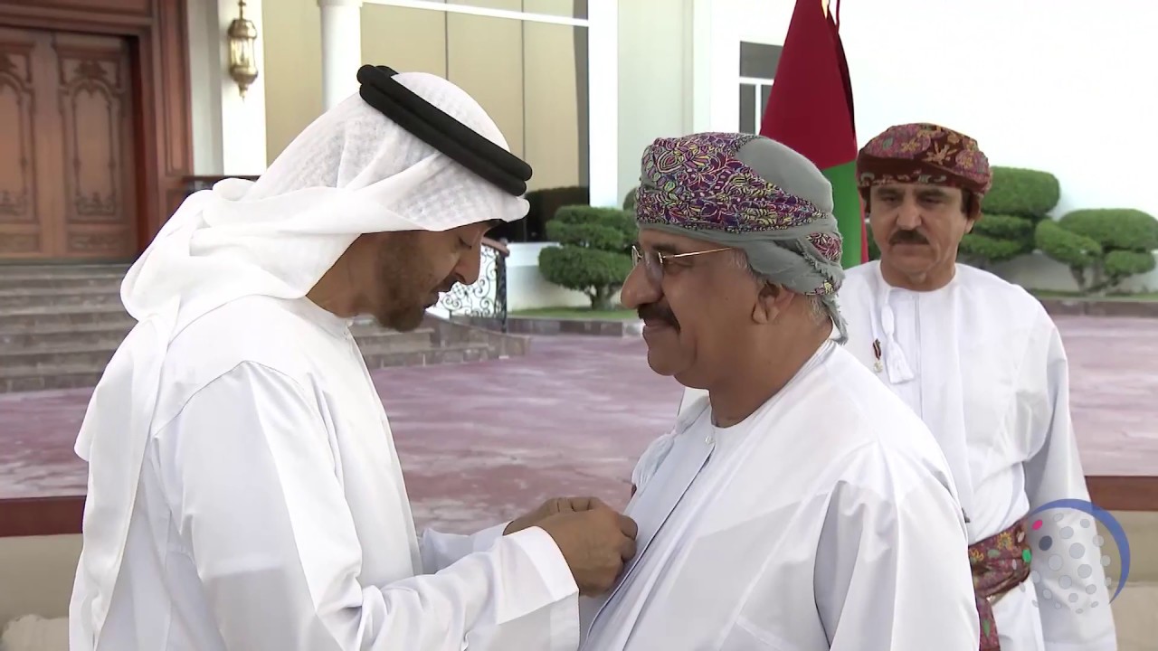 محمد بن زايد يمنح وسامي زايد الثاني لقائد الخيالة العمانية ولمساعد رئيس المراسم السلطانية للموسيقى