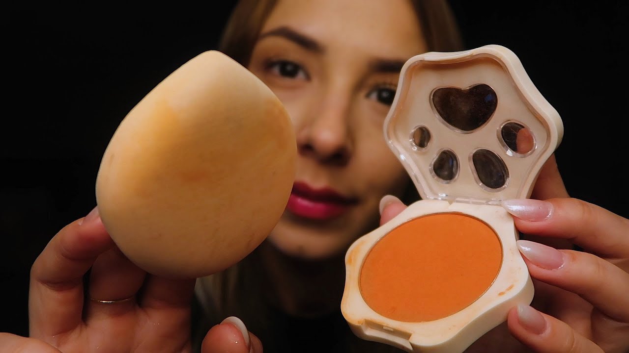 ASMR 🎀 maquiando você delicadamente (ambiente escuro, sussurros, toques na tela)