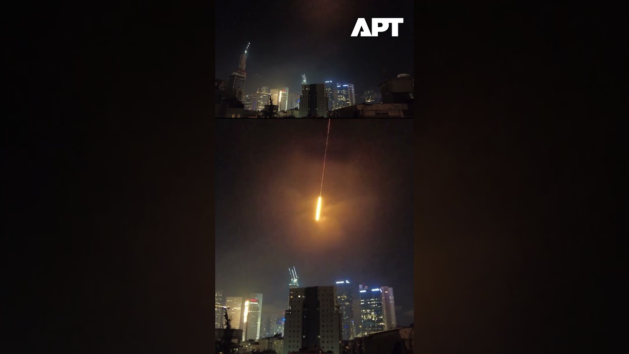MOMENT Tel Aviv Hit by Iranian Missile | Air Raid Sirens, Buildings Damaged, Dozens Injured | APT