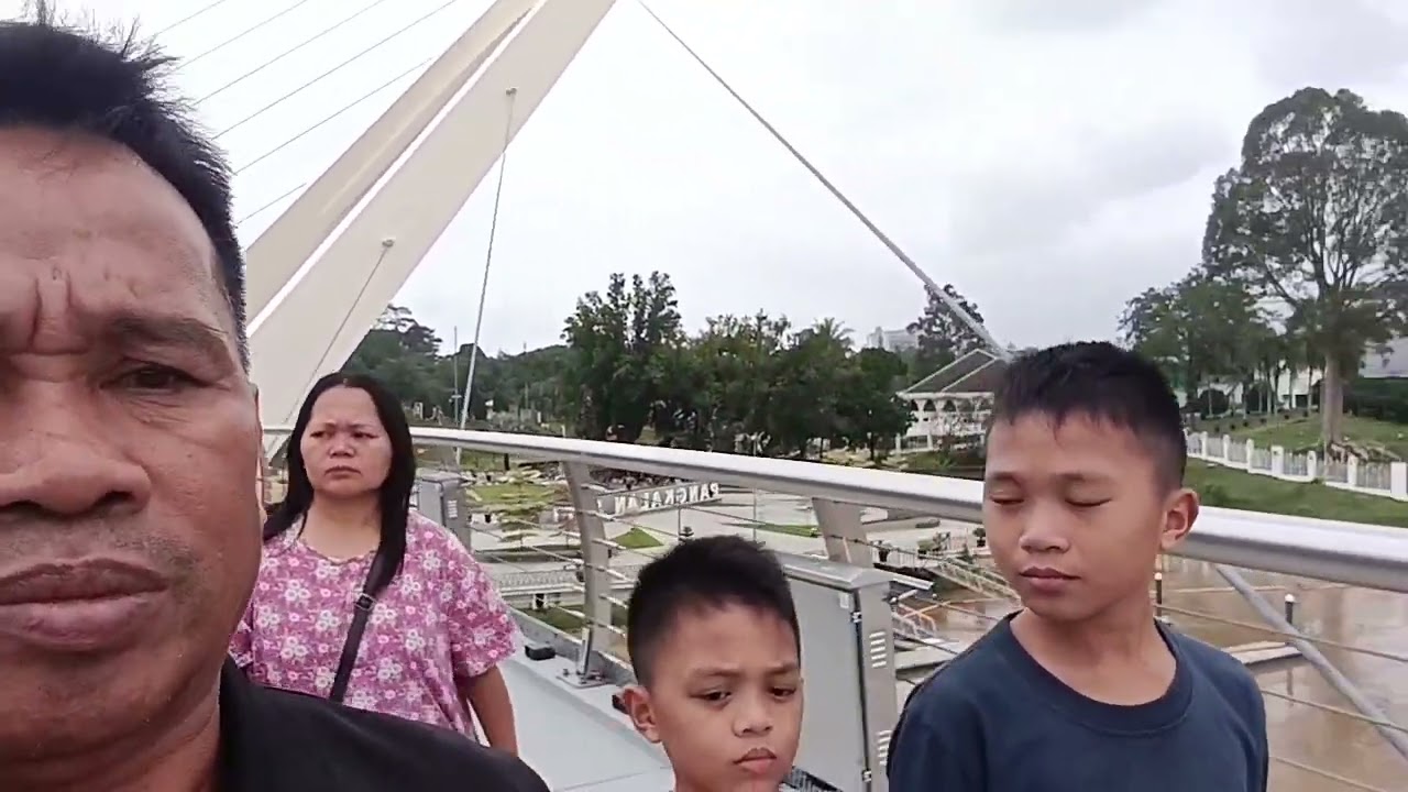 SEMASA BERCUTI BAWA KELUARGA MELIHAT PEMANGANGAN DI WATERFRONT KUCHING