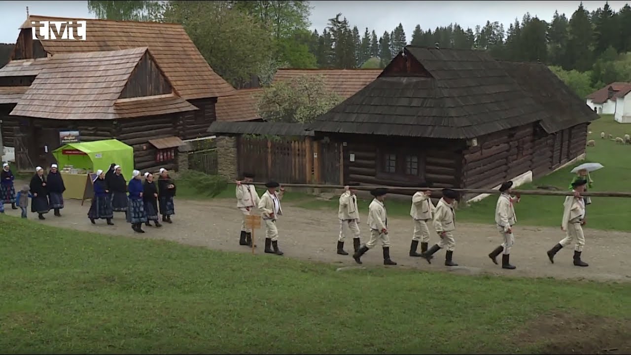Stavanie mája v skanzene