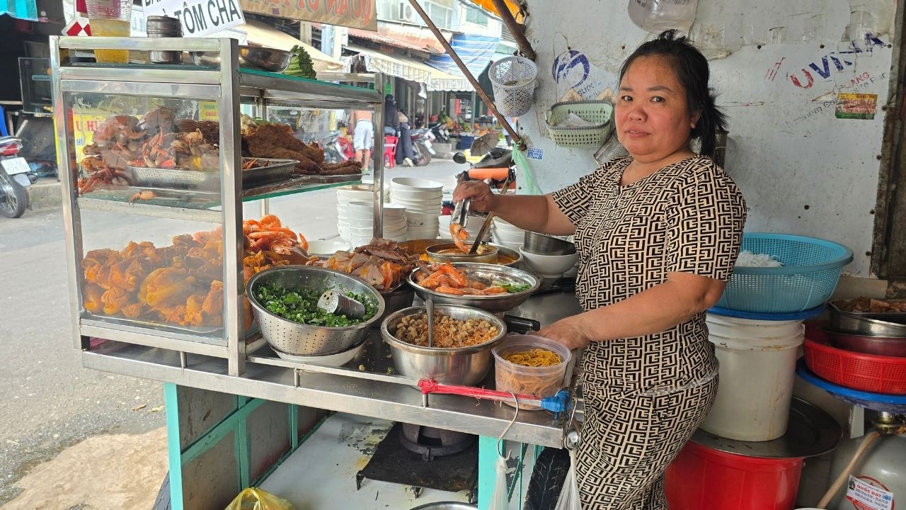 Trùm bánh canh cua gạch son Sài Gòn nấu nồi nước lèo nhiều xương tàu bay, xương ống
