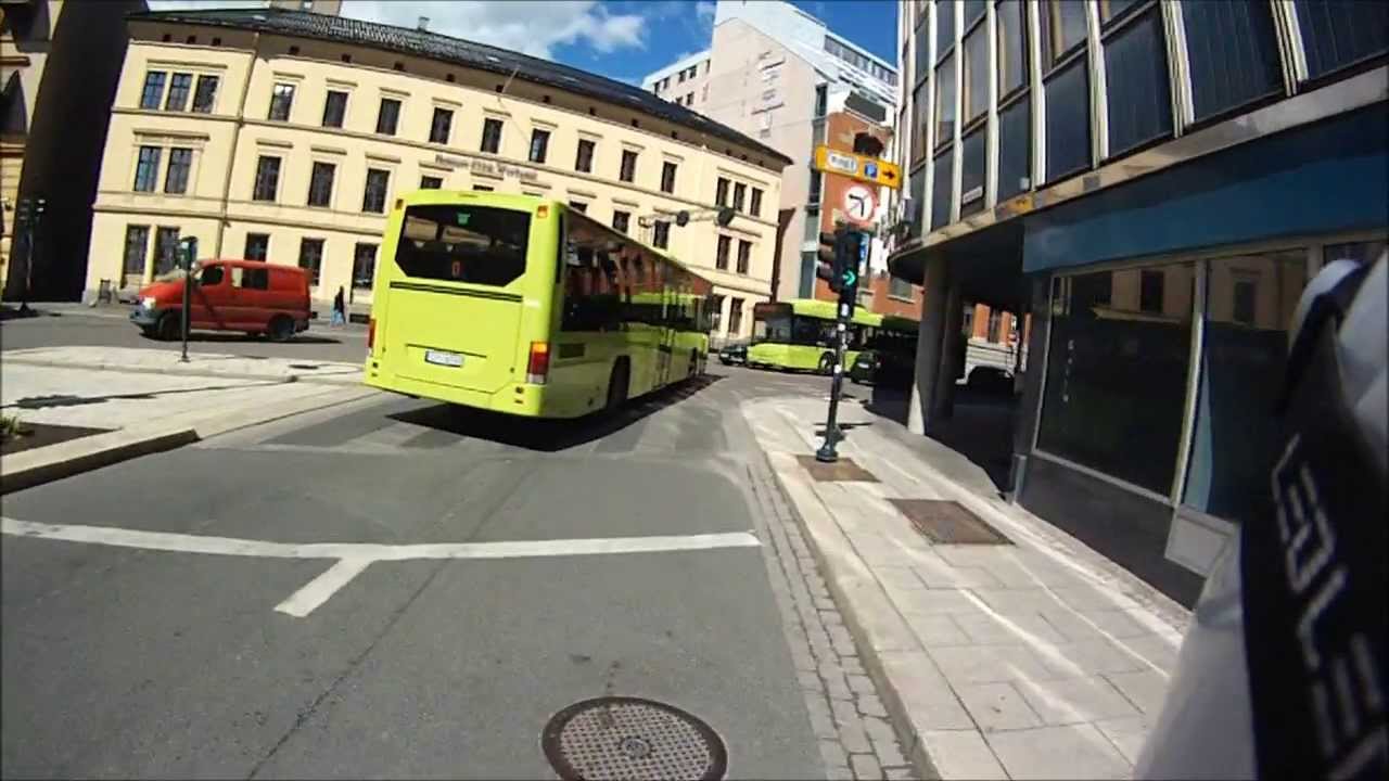 Utålmodig bussjåfør kutter sving over fortau (på rødt?)