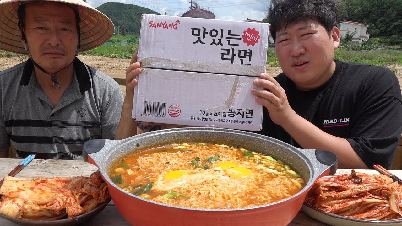 라면 한 박스를 3명이서?! [[맛있는라면 미니]] 요리&먹방!! - Mukbang eating show