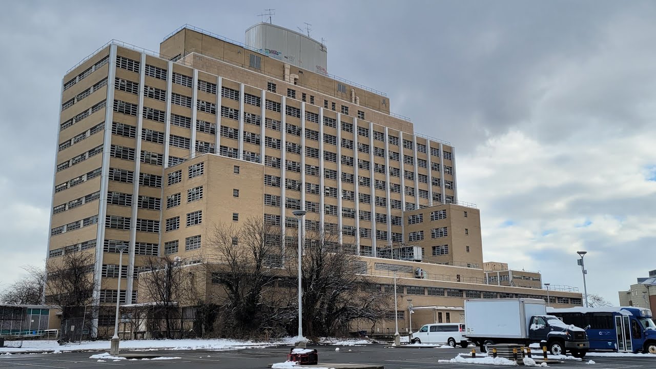 Abandoned Massive Mental Hospital in the Middle of NYC - Almost Encountering Someone