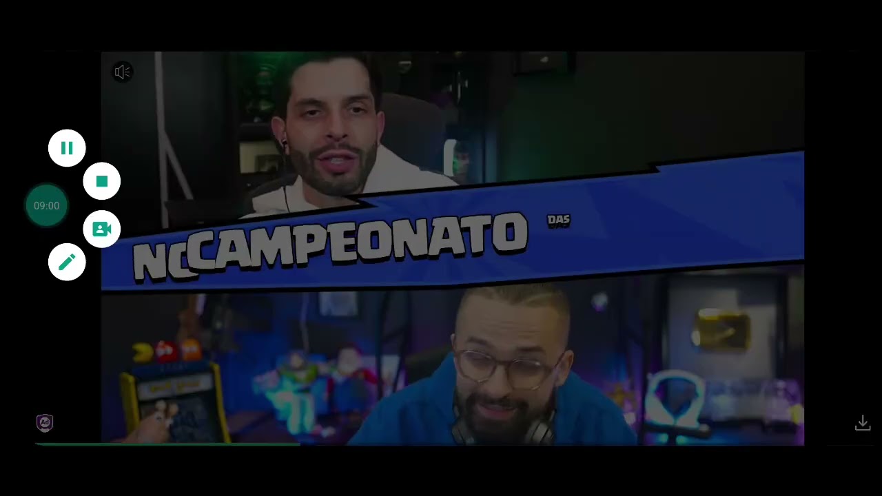 Jogando pela primeira vez bebê amarelo no celular