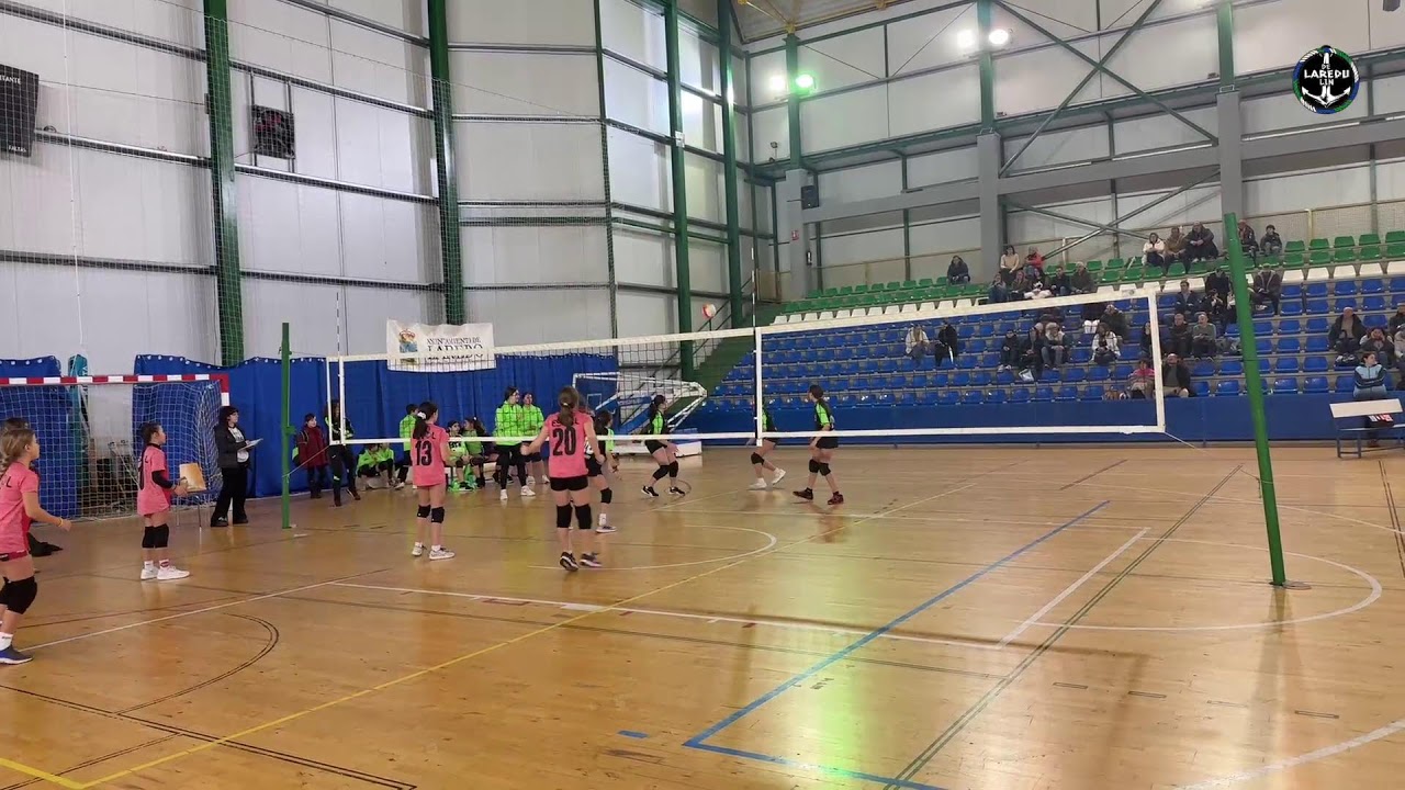 Intensa mañana del Voley School en el  Polideportivo Amavisca