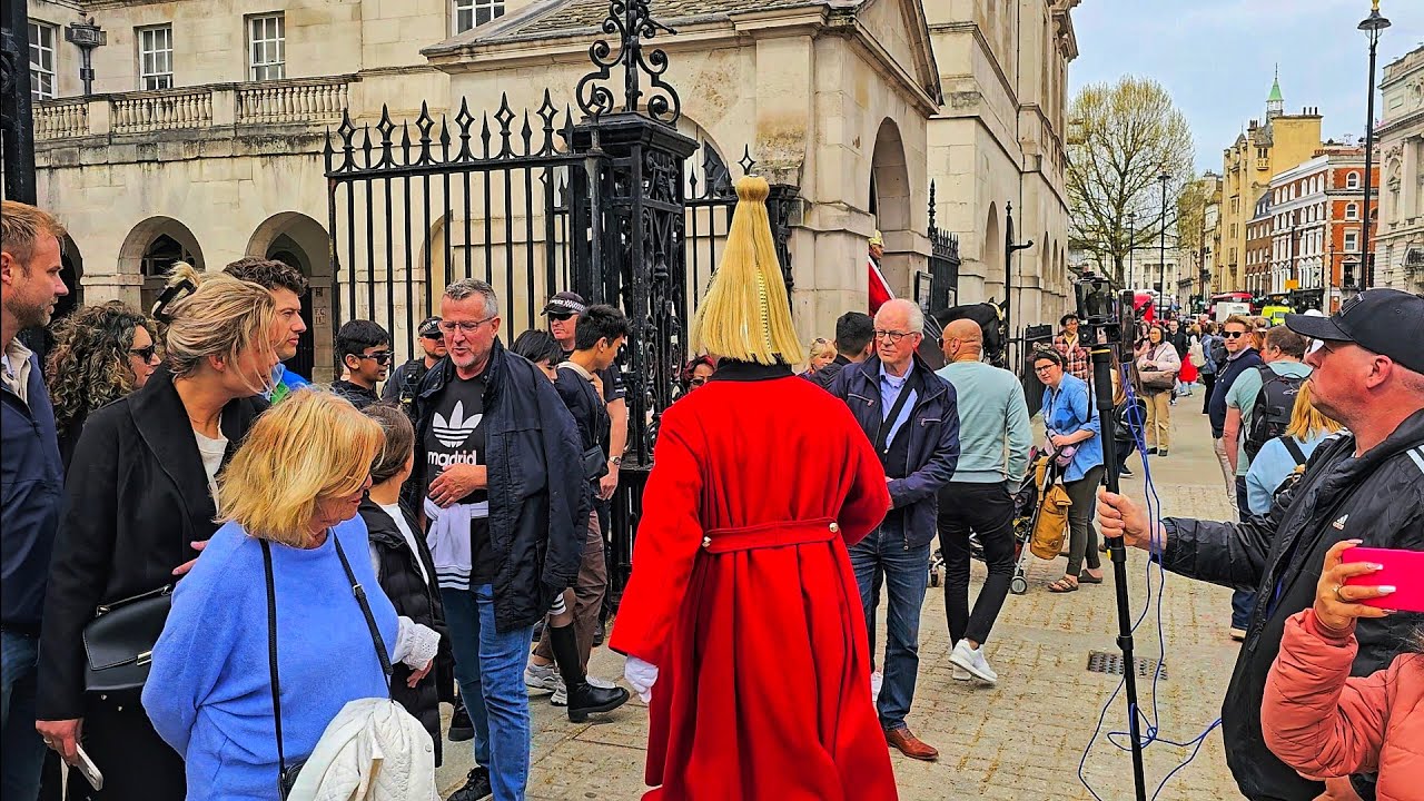 BRILLIANT LOUD TROOPER deals with TOURIST CLOWNS who aren't paying attention at Horse Guards!