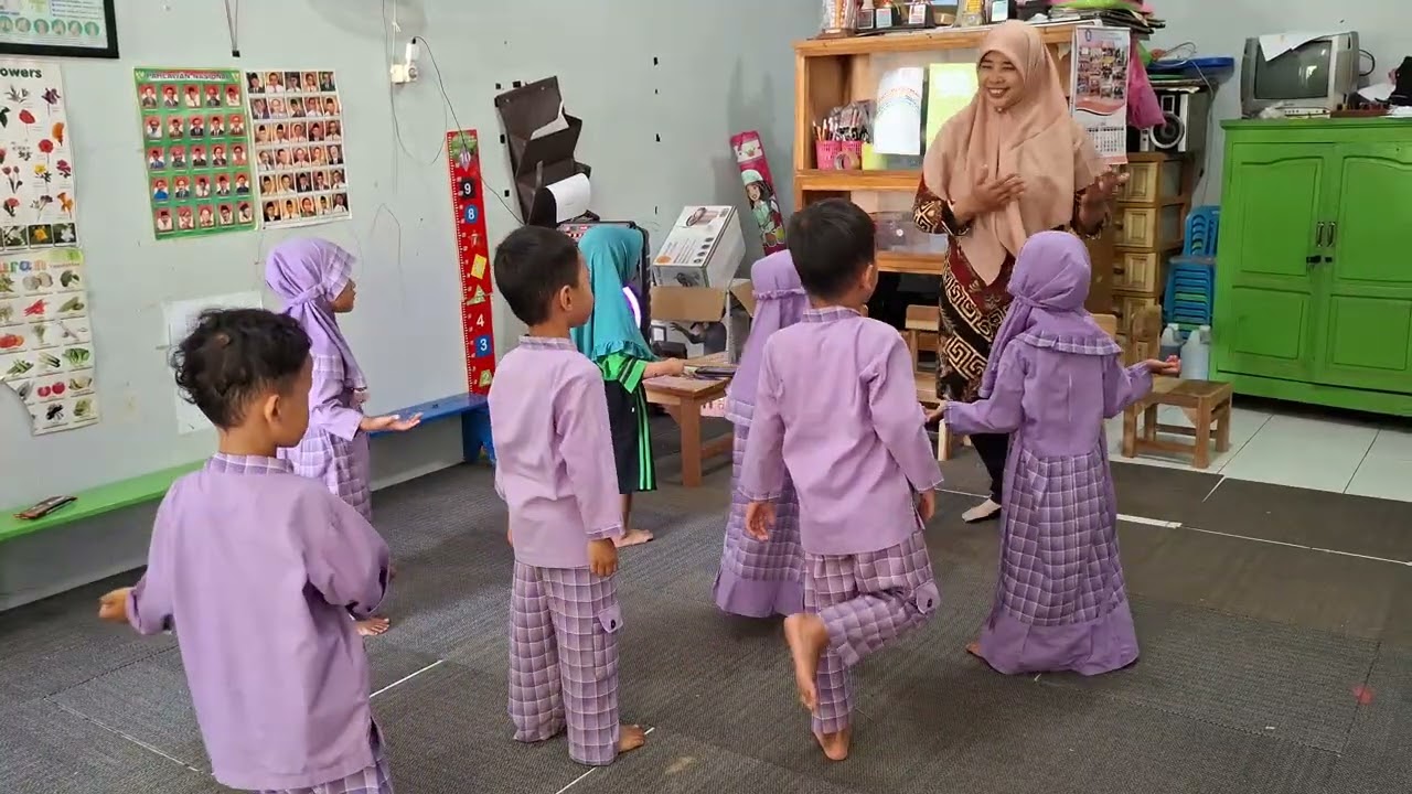 Adek Shakila dan teman-teman joget lagunya Wali