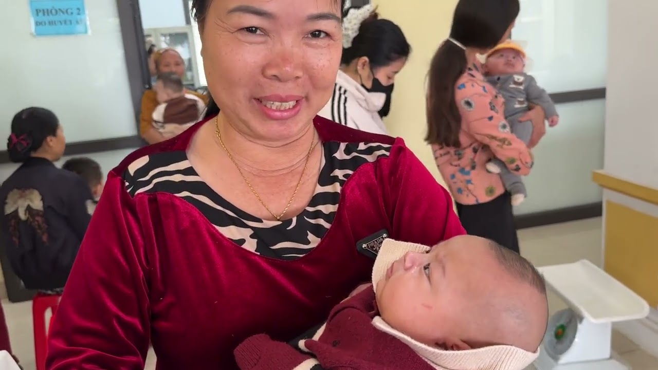 Lần Đầu Tiên Bá Sen Và Bà Nội Cho Hai Anh Cò Đi Tiêm Phòng