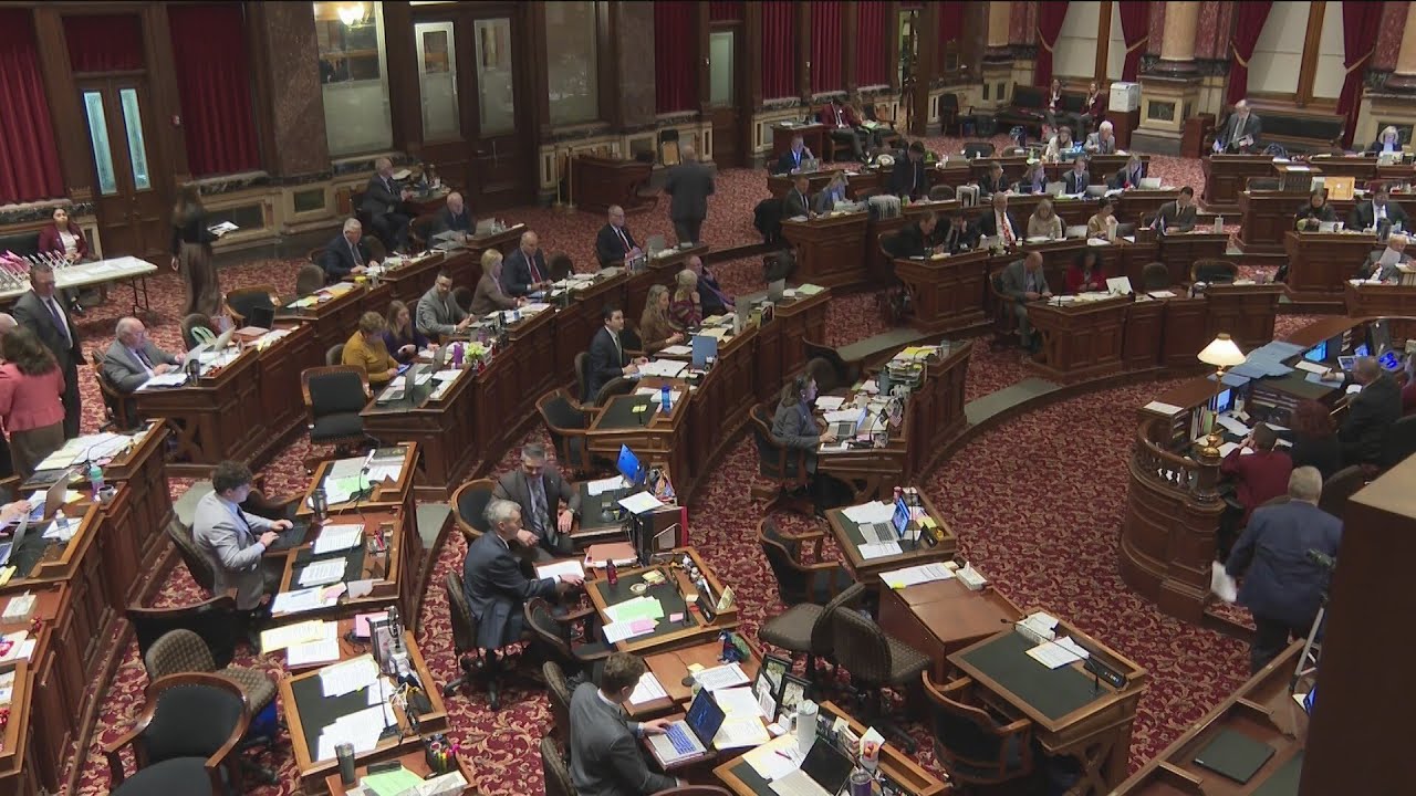 Iowa Senate considers bill to prevent government shutdowns