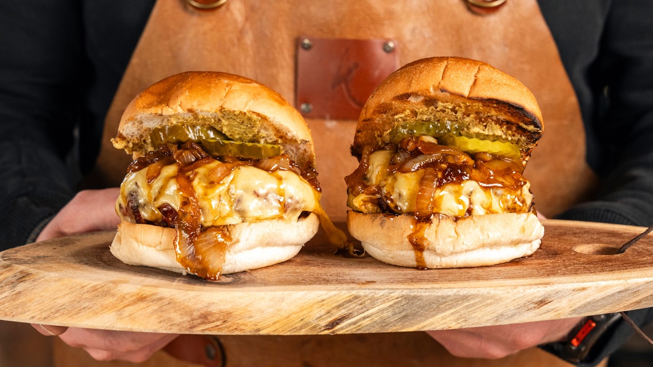 Zo maak je de lekkerste CHEESEBURGER met gekarameliseerde uien op je BBQ | Barbecue recept 🍔