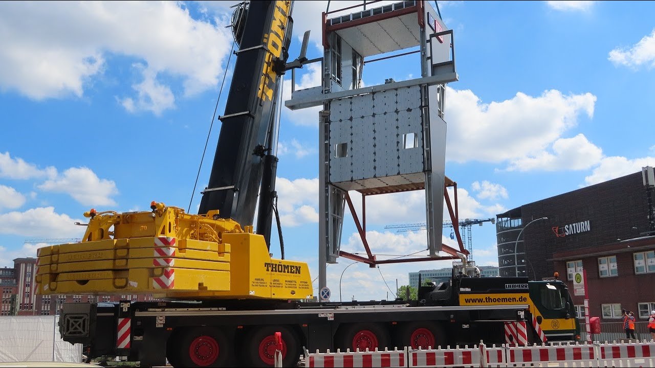 Soeren66 - LIEBHERR LTM 1230-5.1 von THÖMEN bei der Montage von Treppen