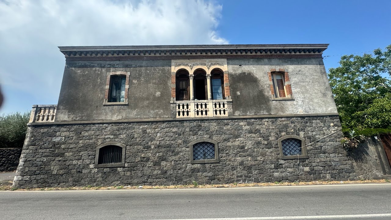 ENTRO IN UNA CASA NOBILE ARREDATA ABBANDONATA 