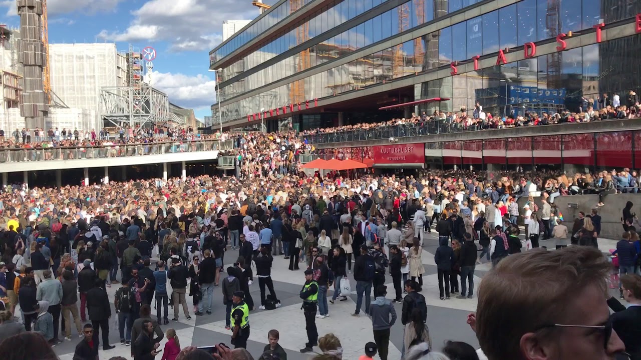 Tribute for Avicii in Stockholm: “Wake Me Up”