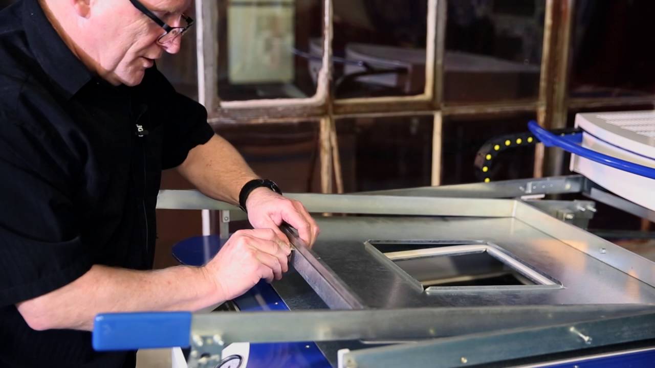 How to mount reducing windows on your Formech vacuum forming machines