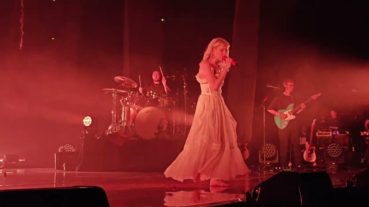 Giving in to the love - Aurora (Monterrey 29/10/2024)