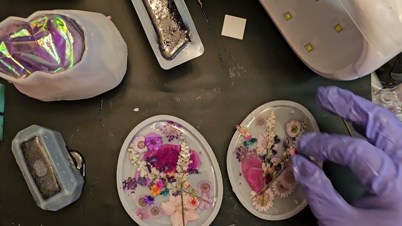Easy Tutorial. Beautiful Resin & Dried Flowers Hand Mirror. #DIY #resincrafts