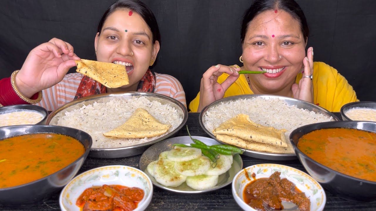 EATING RAJMA CHAWAL WITH BOONDI RAYTA & PAPAD I VEG VS NON-VEG PICKLE I SAAS VS BAHU II FOODIE GD