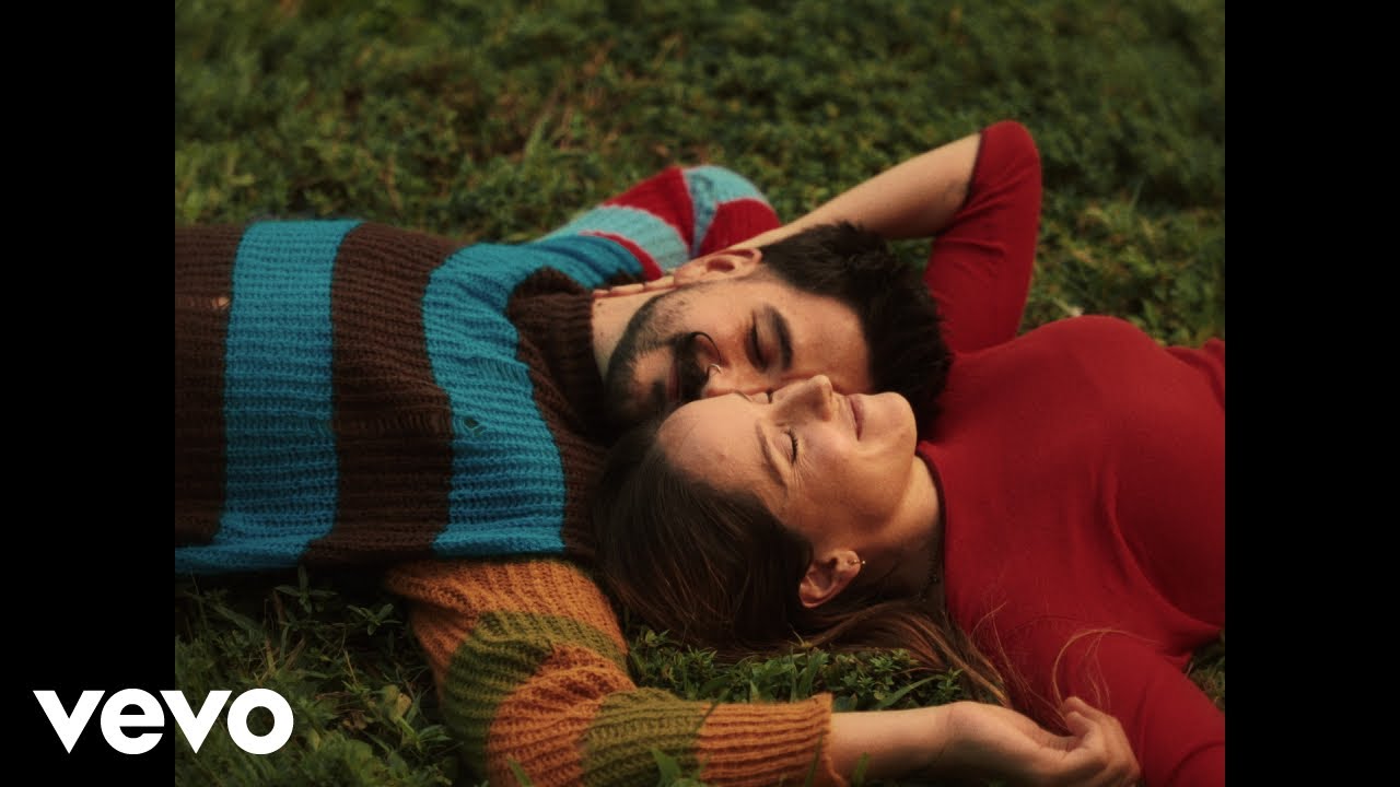 Camilo, Evaluna Montaner - Navidad en Cada Esquina / It&rsquo;s Beginning to Look A Lot Like Christmas