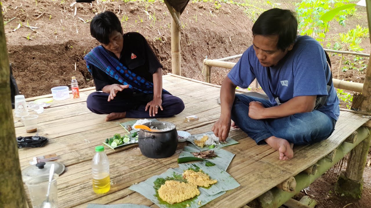 Suasana ngumpul digubuk! Makan liwet acara munggahan.