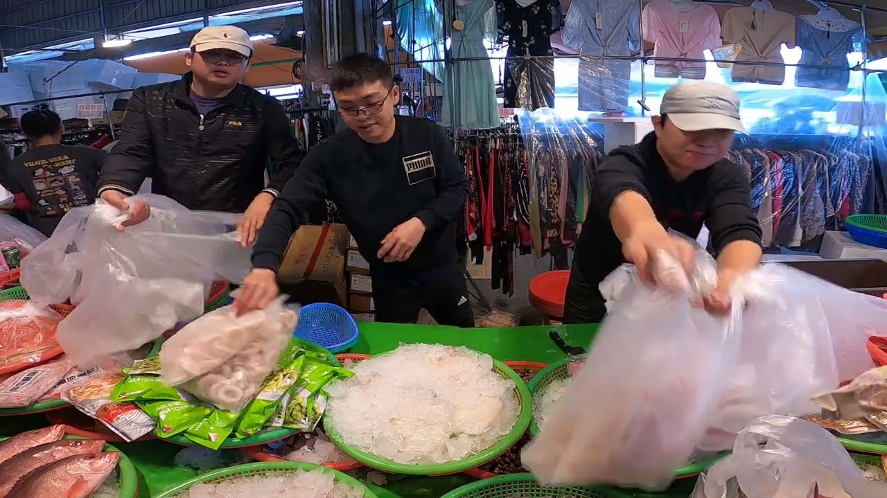 超厚切鱈魚賣的比工協還便宜 安南客人聽到立馬掏錢 安南果菜市場 怡安路102號 士官長海鮮叫賣 海鮮拍賣 叫賣哥 seafood auction