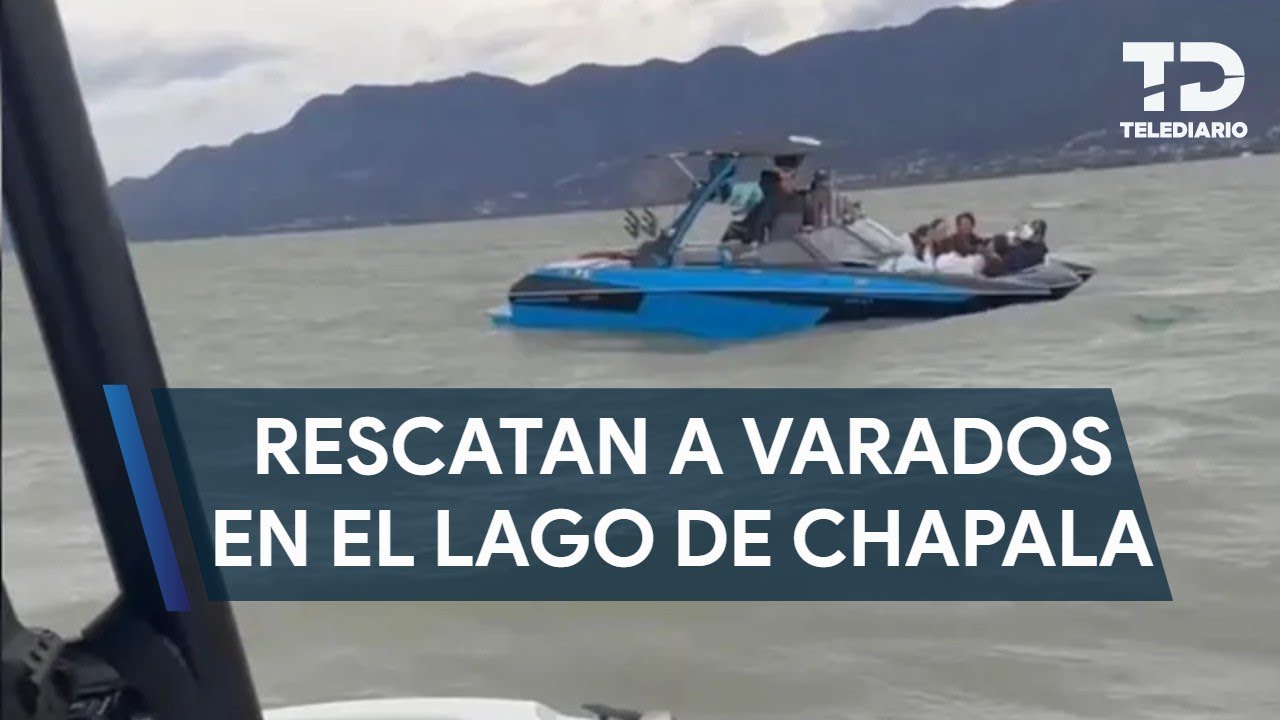 Rescatan a 11 jóvenes que quedaron varados en el Lago de Chapala