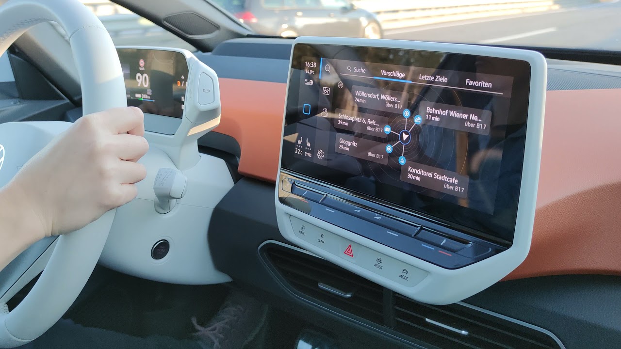 Volkswagen VW ID.3 Probefahrt Autobahn Fahrt &Uuml;berholvorgang Infotainment Screen Innenausstattung