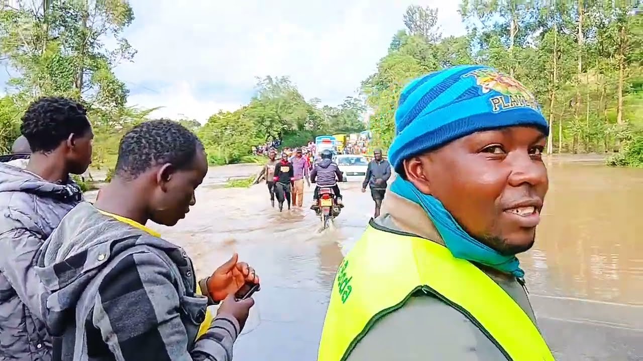Kenyans roads are blocked by flooding water