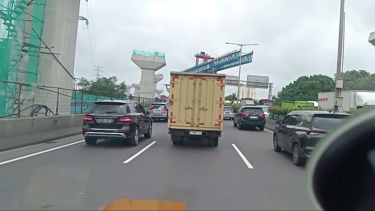 Jl tol ancol sampai jembatan tiga pluit sedikit merayap siang ini