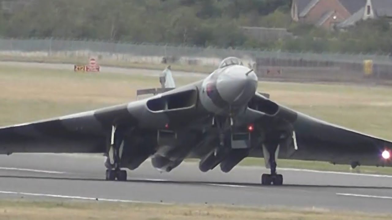 Vulcan XH558 Perfect Landing @ Doncaster Airport. 