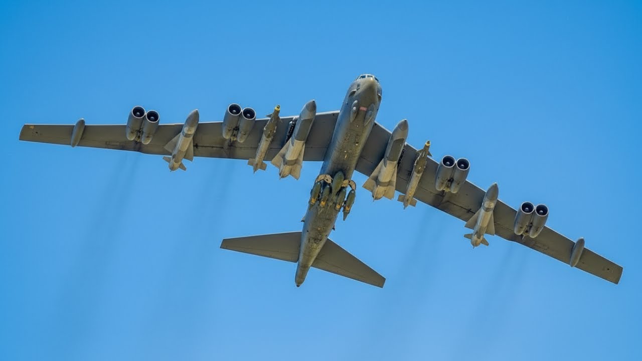 Il FOLLE aggiornamento del bombardiere B-52 lo manterrà in volo fino al 2060