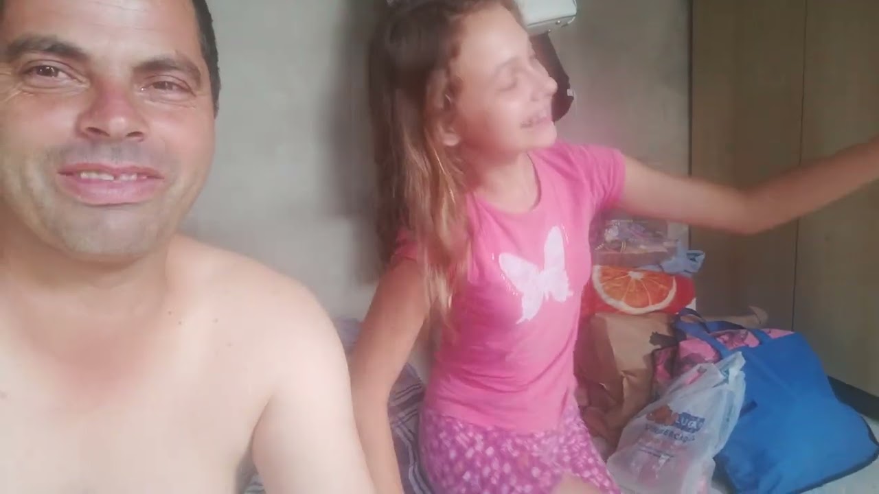 Hellen com vergonha de ser filmada
