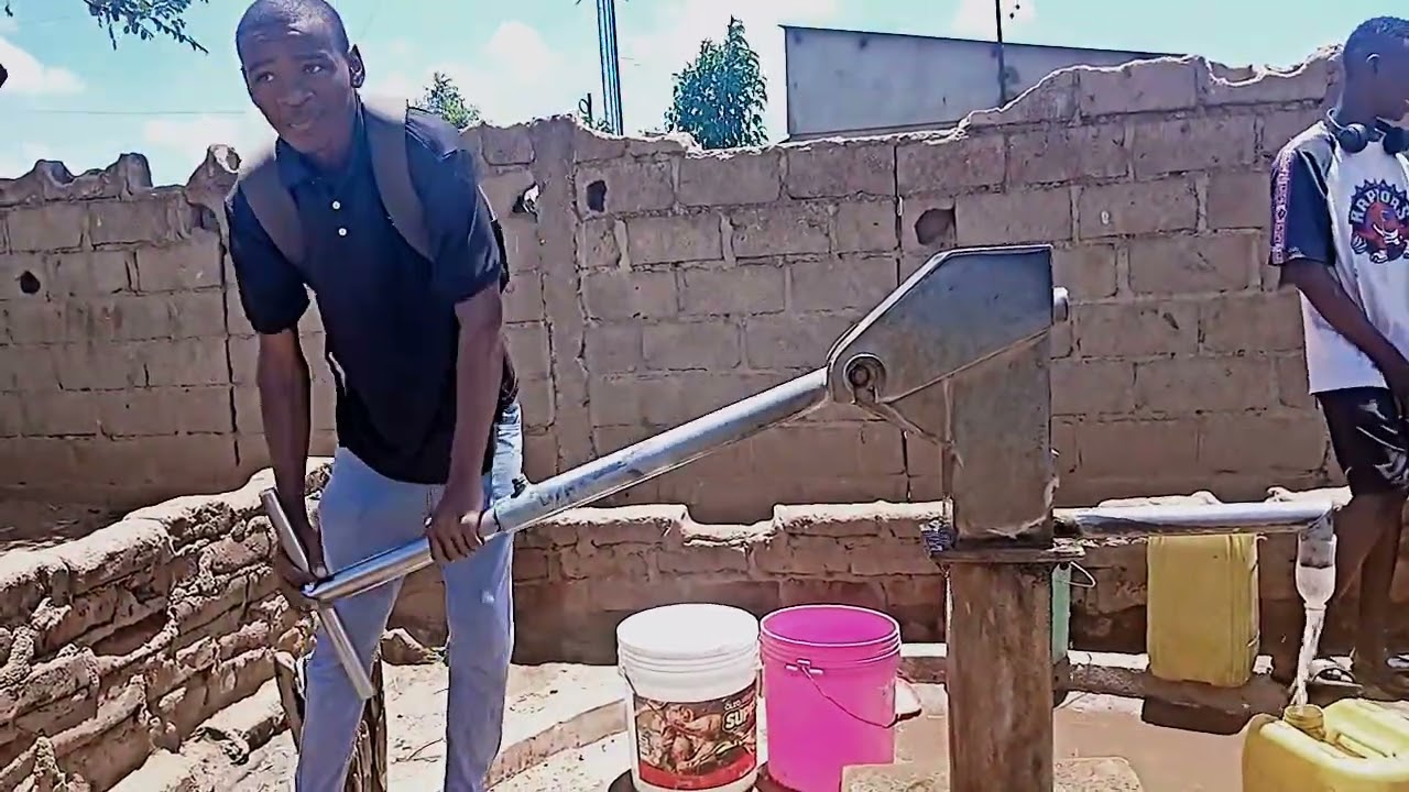 VEJA A BOMBA MANUEL DE ABASTECIMENTO DE ÁGUA EM CHITIMA 😱😱😱🇲🇿🇲🇿🇲🇿 #moçambique #ÁFRICA ##CHITIMA 